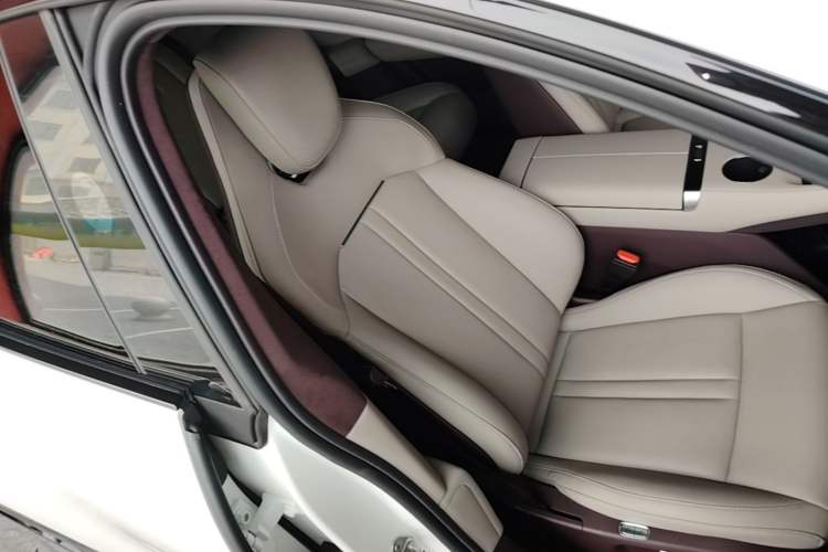 Used Xiaomi Auto YU7 2025 Ultra-Long Range High-Performance All-Wheel-Drive Max Edition Right Front Seat