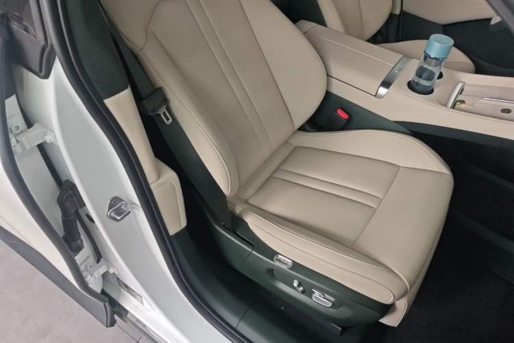 Used Xiaomi Auto YU7 2025 Ultra-Long Range High-Performance All-Wheel-Drive Max Edition Right Front Seat