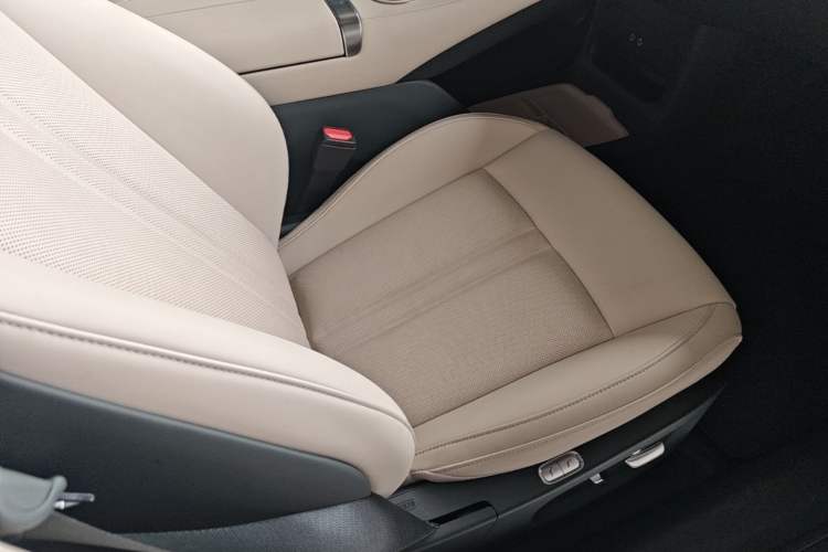 Used Xiaomi Auto YU7 2025 Ultra-Long Range High-Performance All-Wheel-Drive Max Edition Right Front Seat