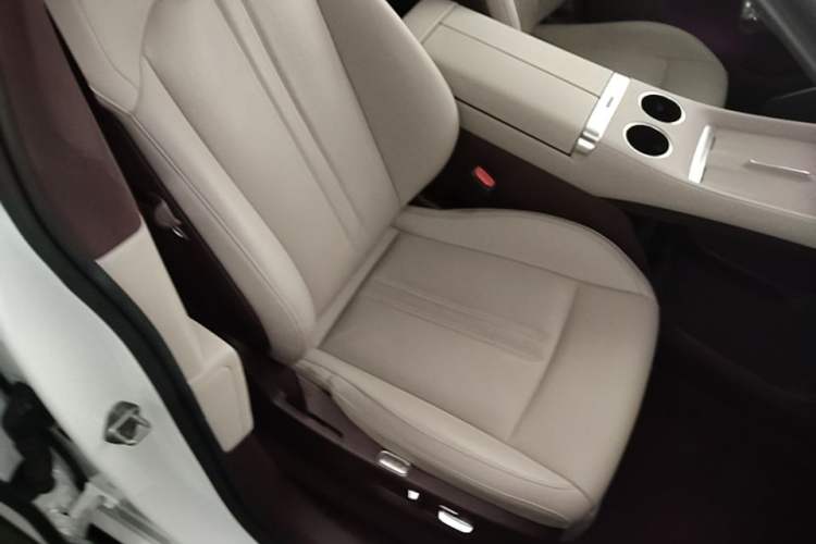 Used Xiaomi Auto YU7 2025 Ultra-Long Range High-Performance All-Wheel-Drive Max Edition Right Front Seat