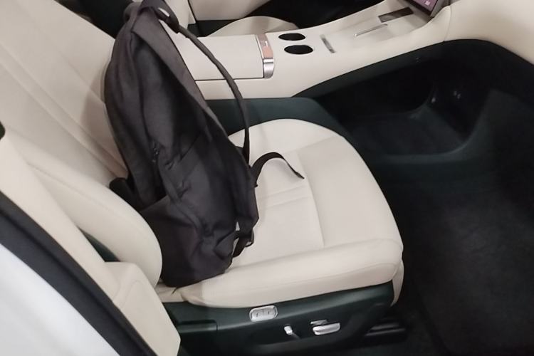 Used Xiaomi Auto YU7 2025 Ultra-Long Range High-Performance All-Wheel-Drive Max Edition Right Front Seat