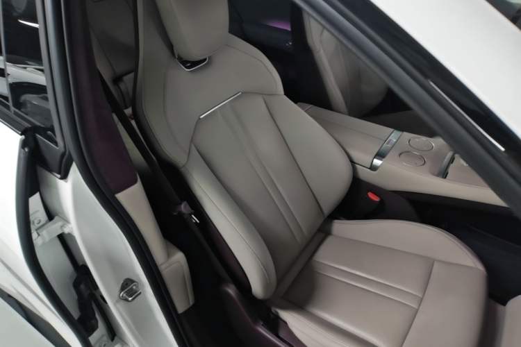 Used Xiaomi Auto YU7 2025 Ultra-Long Range High-Performance All-Wheel-Drive Max Edition Right Front Seat