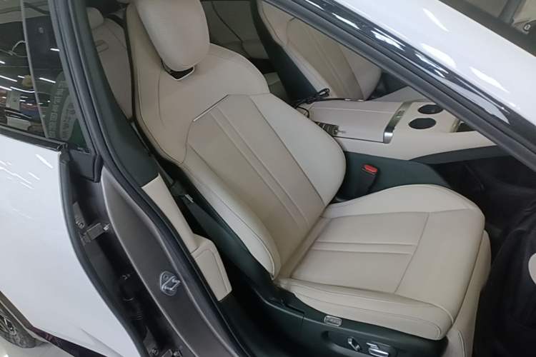 Used Xiaomi Auto YU7 2025 Ultra-Long Range Rear-Wheel Drive Version Right Front Seat