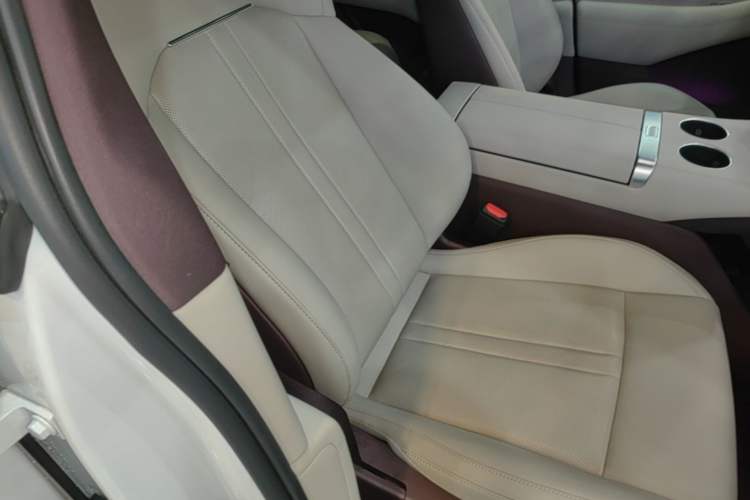 Used Xiaomi Auto YU7 2025 Ultra-Long Range Rear-Wheel Drive Version Right Front Seat
