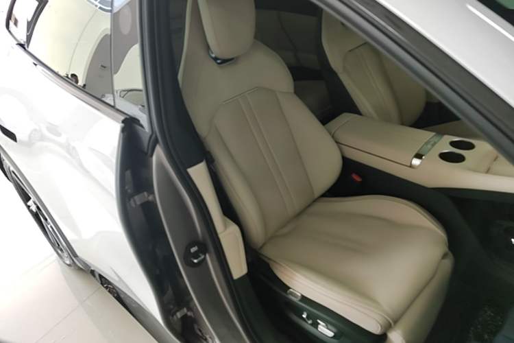 Used Xiaomi Auto YU7 2025 Ultra-Long Range Rear-Wheel Drive Version Right Front Seat