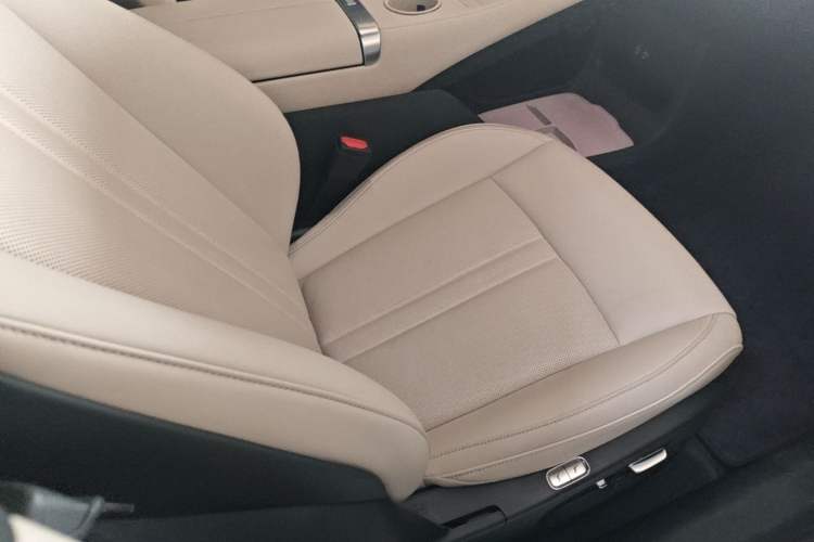 Used Xiaomi Auto YU7 2025 Ultra-Long Range High-Performance All-Wheel-Drive Max Edition Right Front Seat