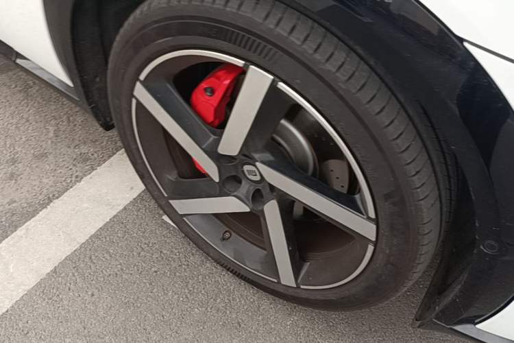 Used Xiaomi Auto YU7 2025 Ultra-Long Range High-Performance All-Wheel-Drive Max Edition Right Front Wheel Hub