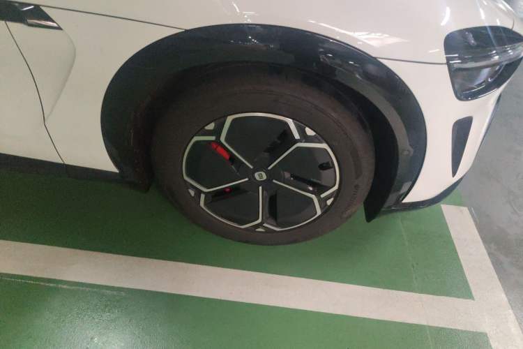 Used Xiaomi Auto YU7 2025 Ultra-Long Range High-Performance All-Wheel-Drive Max Edition Right Front Wheel Hub