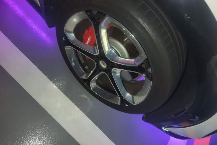 Used Xiaomi Auto YU7 2025 Ultra-Long Range High-Performance All-Wheel-Drive Max Edition Right Front Wheel Hub