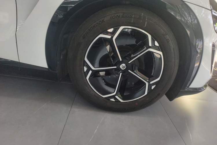 Used Xiaomi Auto YU7 2025 Ultra-Long Range All-Wheel Drive Pro Version Right Front Wheel Hub