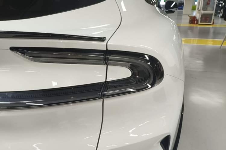 Used Xiaomi Auto YU7 2025 Ultra-Long Range High-Performance All-Wheel-Drive Max Edition Right Rear Taillight