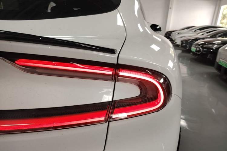 Used Xiaomi Auto YU7 2025 Ultra-Long Range High-Performance All-Wheel-Drive Max Edition Right Rear Taillight