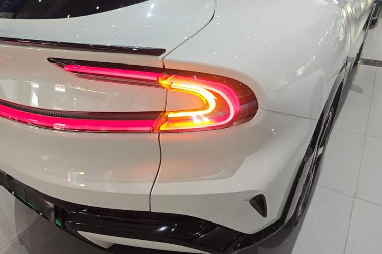 Used Xiaomi Auto YU7 2025 Ultra-Long Range Rear-Wheel Drive Version Right Rear Taillight