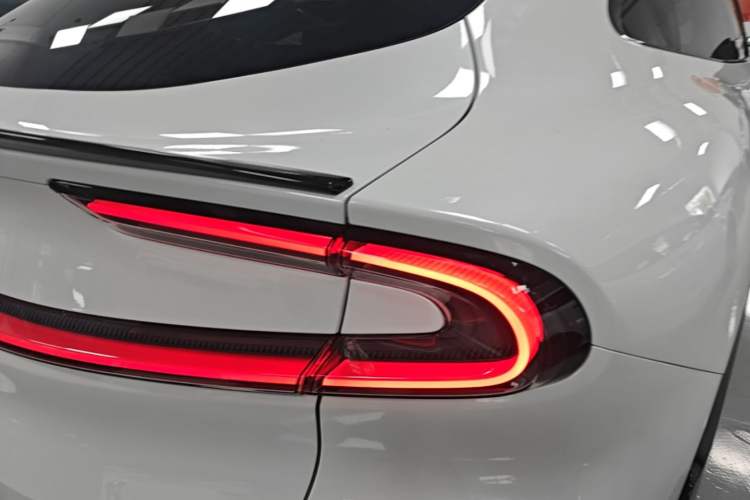 Used Xiaomi Auto YU7 2025 Ultra-Long Range High-Performance All-Wheel-Drive Max Edition Right Rear Taillight