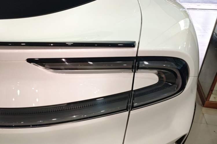 Used Xiaomi Auto YU7 2025 Ultra-Long Range High-Performance All-Wheel-Drive Max Edition Right Rear Taillight