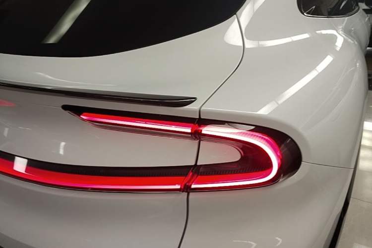Used Xiaomi Auto YU7 2025 Ultra-Long Range High-Performance All-Wheel-Drive Max Edition Right Rear Taillight