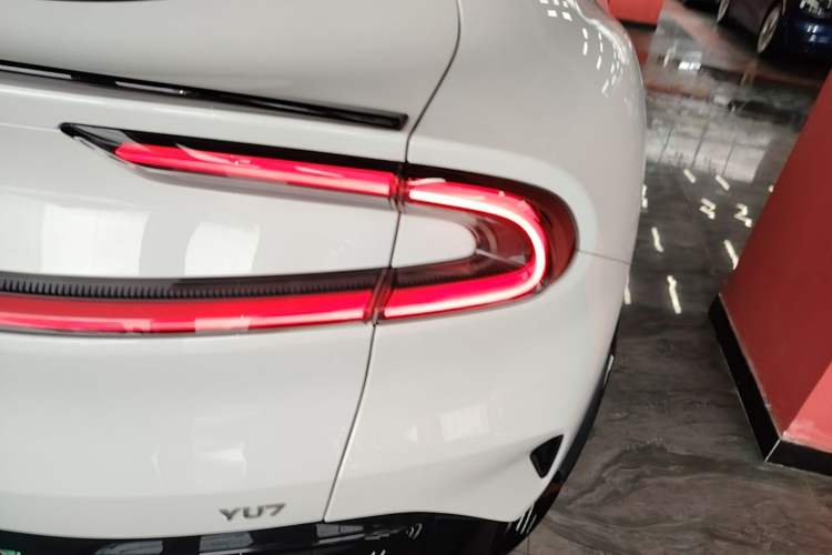 Used Xiaomi Auto YU7 2025 Ultra-Long Range Rear-Wheel Drive Version Right Rear Taillight