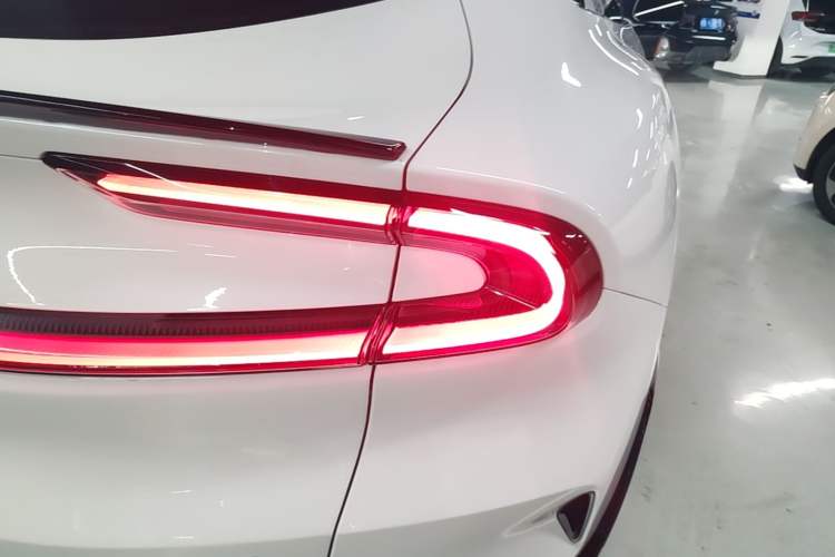 Used Xiaomi Auto YU7 2025 Ultra-Long Range All-Wheel Drive Pro Version Right Rear Taillight