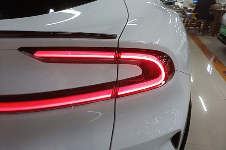 Used Xiaomi Auto YU7 2025 Ultra-Long Range All-Wheel Drive Pro Version Right Rear Taillight