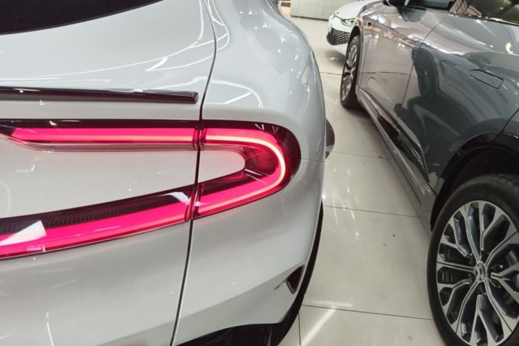 Used Xiaomi Auto YU7 2025 Ultra-Long Range High-Performance All-Wheel-Drive Max Edition Right Rear Taillight