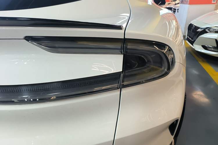Used Xiaomi Auto YU7 2025 Ultra-Long Range High-Performance All-Wheel-Drive Max Edition Right Rear Taillight