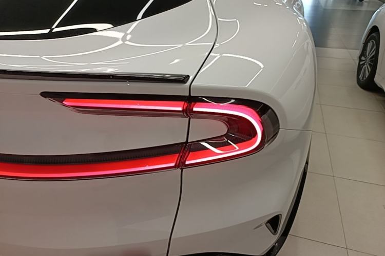 Used Xiaomi Auto YU7 2025 Ultra-Long Range High-Performance All-Wheel-Drive Max Edition Right Rear Taillight