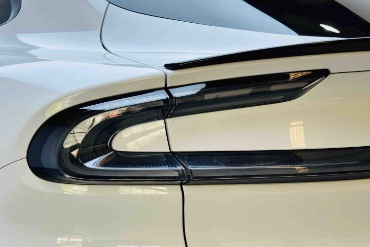Used Xiaomi Auto YU7 2025 Ultra-Long Range High-Performance All-Wheel-Drive Max Edition Right Rear Taillight