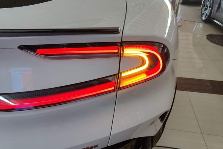 Used Xiaomi Auto YU7 2025 Ultra-Long Range High-Performance All-Wheel-Drive Max Edition Right Rear Taillight