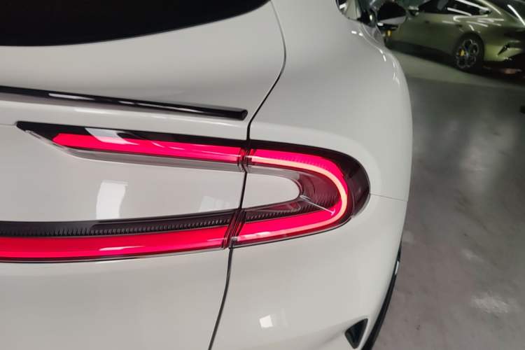 Used Xiaomi Auto YU7 2025 Ultra-Long Range High-Performance All-Wheel-Drive Max Edition Right Rear Taillight