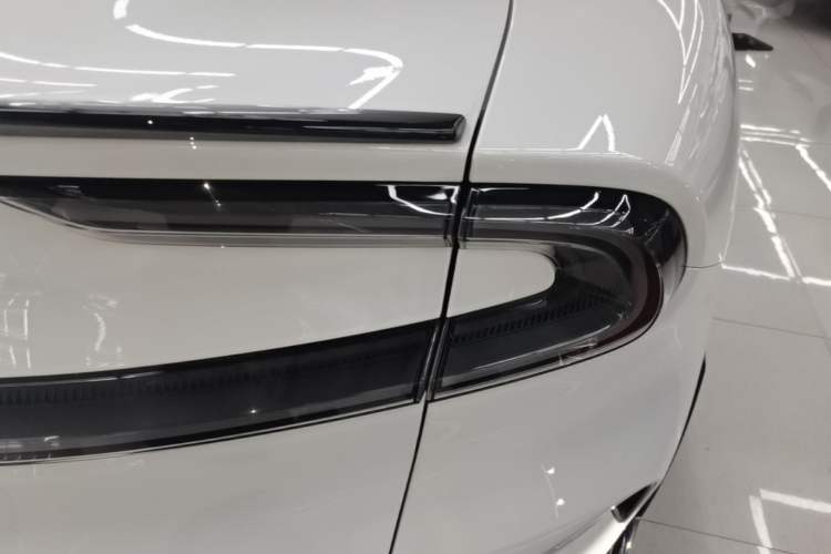 Used Xiaomi Auto YU7 2025 Ultra-Long Range High-Performance All-Wheel-Drive Max Edition Right Rear Taillight
