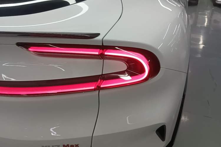 Used Xiaomi Auto YU7 2025 Ultra-Long Range High-Performance All-Wheel-Drive Max Edition Right Rear Taillight