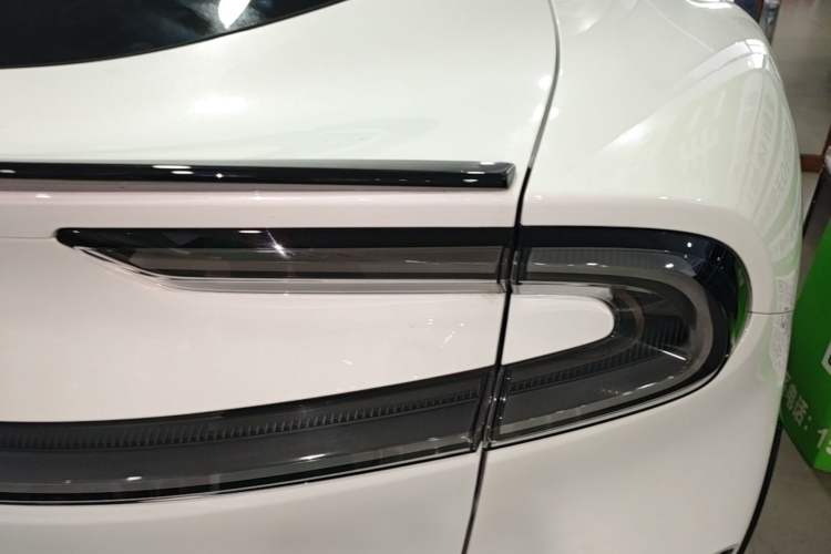 Used Xiaomi Auto YU7 2025 Ultra-Long Range High-Performance All-Wheel-Drive Max Edition Right Rear Taillight