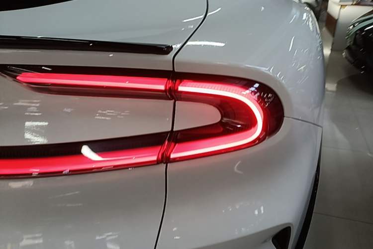 Used Xiaomi Auto YU7 2025 Ultra-Long Range Rear-Wheel Drive Version Right Rear Taillight