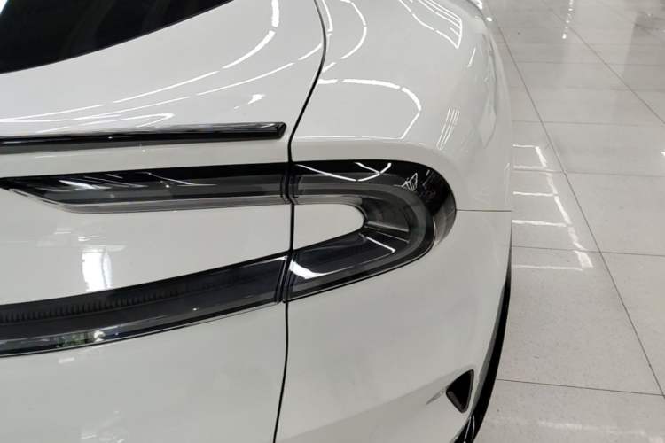 Used Xiaomi Auto YU7 2025 Ultra-Long Range High-Performance All-Wheel-Drive Max Edition Right Rear Taillight