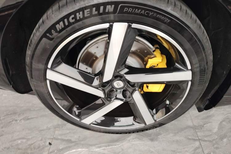 Used Xiaomi Auto YU7 2025 Ultra-Long Range High-Performance All-Wheel-Drive Max Edition Right Rear Wheel Hub