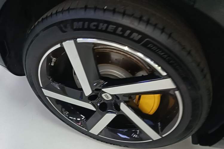 Used Xiaomi Auto YU7 2025 Ultra-Long Range High-Performance All-Wheel-Drive Max Edition Right Rear Wheel Hub