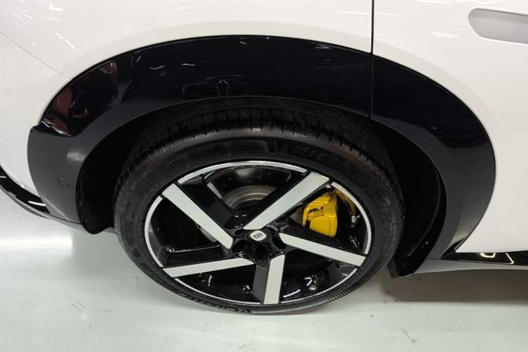 Used Xiaomi Auto YU7 2025 Ultra-Long Range High-Performance All-Wheel-Drive Max Edition Right Rear Wheel Hub
