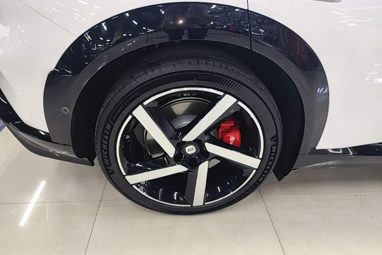 Used Xiaomi Auto YU7 2025 Ultra-Long Range All-Wheel Drive Pro Version Right Rear Wheel Hub