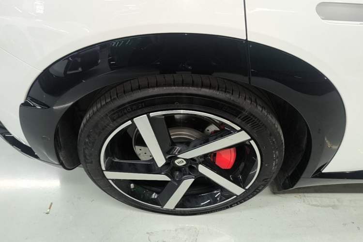 Used Xiaomi Auto YU7 2025 Ultra-Long Range High-Performance All-Wheel-Drive Max Edition Right Rear Wheel Hub
