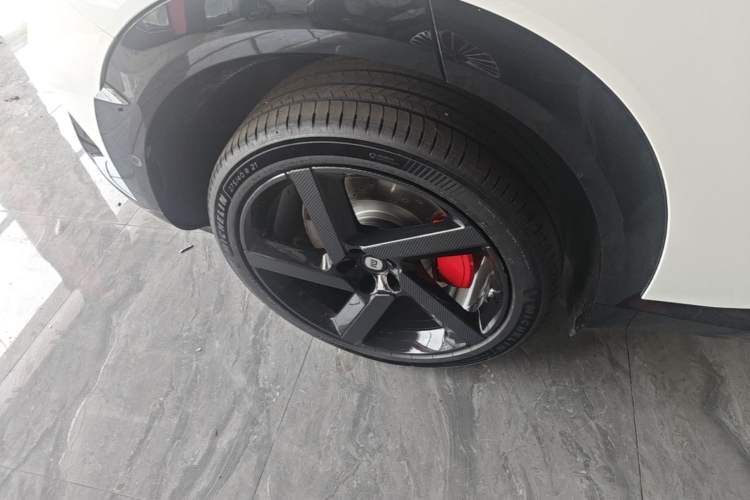 Used Xiaomi Auto YU7 2025 Ultra-Long Range High-Performance All-Wheel-Drive Max Edition Right Rear Wheel Hub