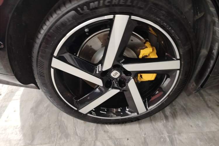 Used Xiaomi Auto YU7 2025 Ultra-Long Range High-Performance All-Wheel-Drive Max Edition Right Rear Wheel Hub