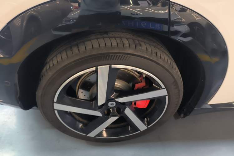Used Xiaomi Auto YU7 2025 Ultra-Long Range High-Performance All-Wheel-Drive Max Edition Right Rear Wheel Hub