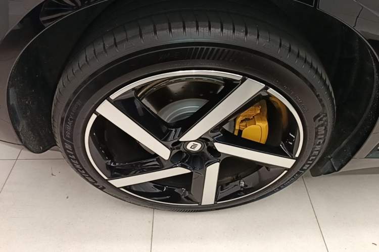Used Xiaomi Auto YU7 2025 Ultra-Long Range High-Performance All-Wheel-Drive Max Edition Right Rear Wheel Hub