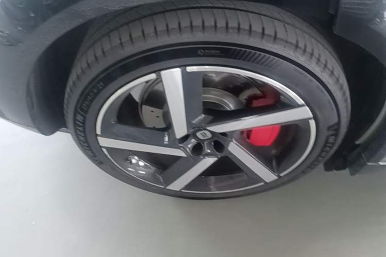Used Xiaomi Auto YU7 2025 Ultra-Long Range High-Performance All-Wheel-Drive Max Edition Right Rear Wheel Hub