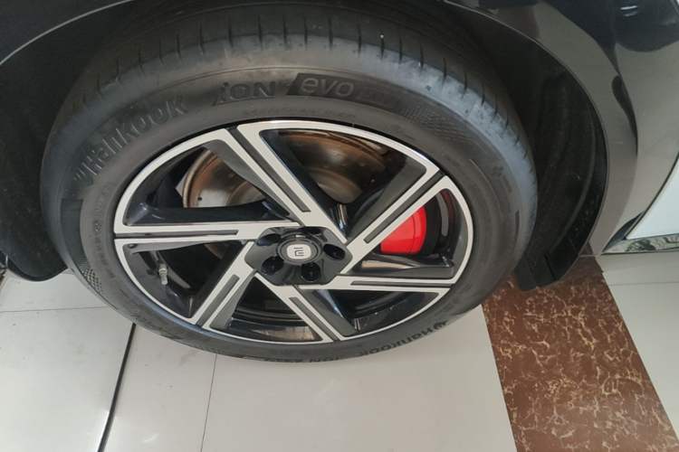 Used Xiaomi Auto YU7 2025 Ultra-Long Range High-Performance All-Wheel-Drive Max Edition Right Rear Wheel Hub