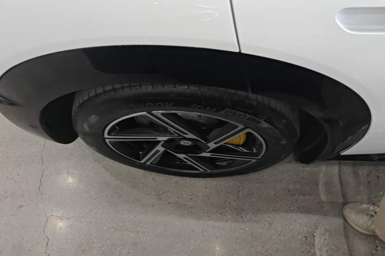 Used Xiaomi Auto YU7 2025 Ultra-Long Range All-Wheel Drive Pro Version Right Rear Wheel Hub