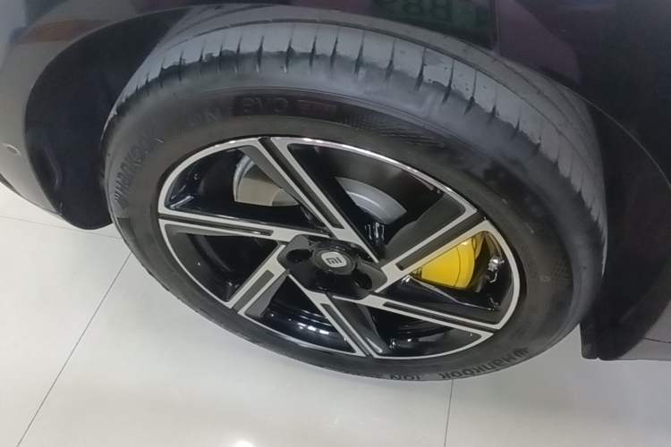 Used Xiaomi Auto YU7 2025 Ultra-Long Range Rear-Wheel Drive Version Right Rear Wheel Hub