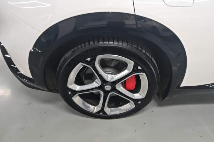 Used Xiaomi Auto YU7 2025 Ultra-Long Range High-Performance All-Wheel-Drive Max Edition Right Rear Wheel Hub