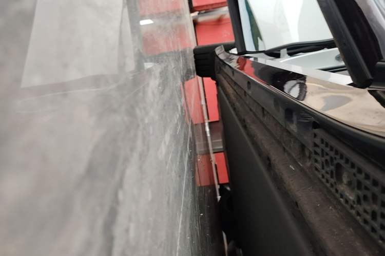Used Xiaomi Auto YU7 2025 Ultra-Long Range High-Performance All-Wheel-Drive Max Edition Right Side Sill