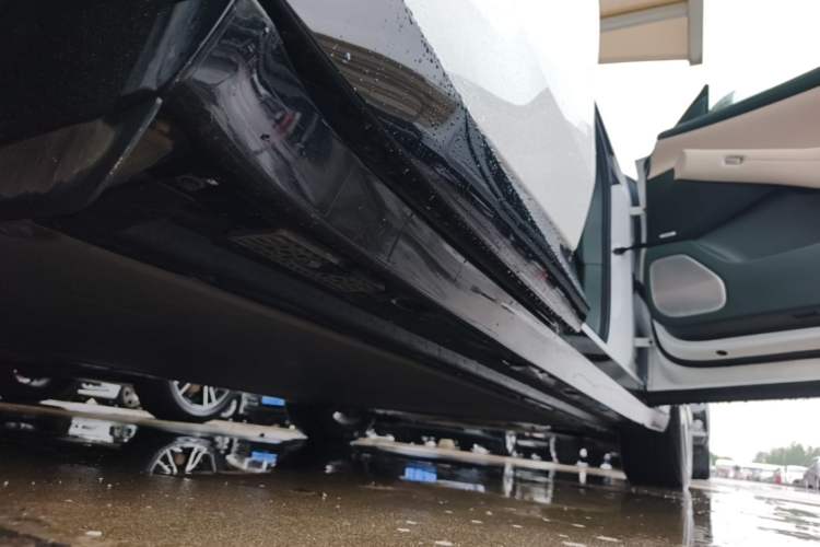 Used Xiaomi Auto YU7 2025 Ultra-Long Range High-Performance All-Wheel-Drive Max Edition Right Side Sill